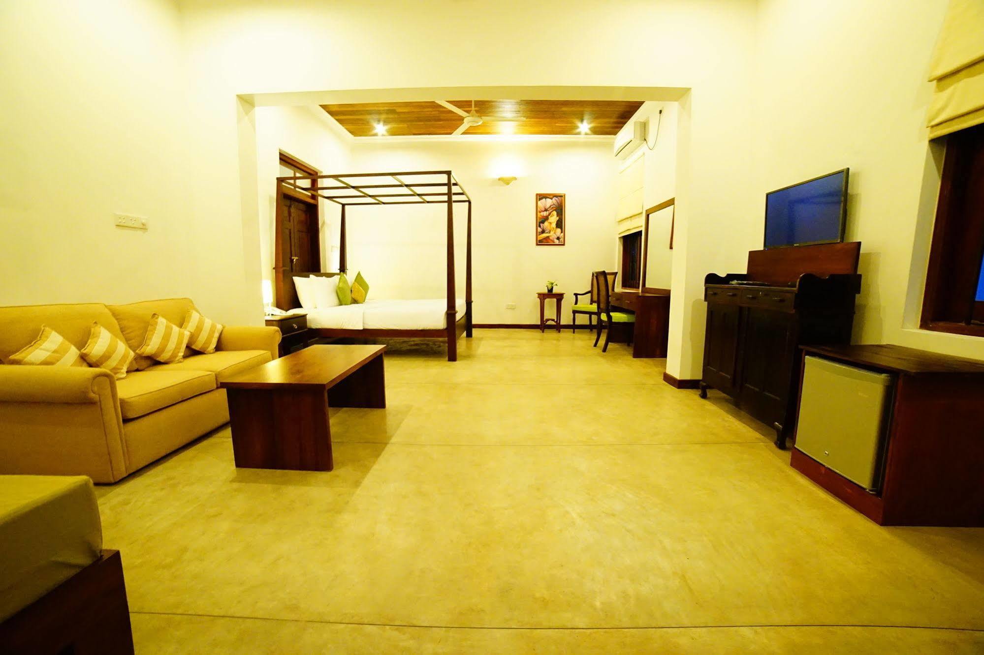 Lespri Grand Hotell Negombo Exteriör bild