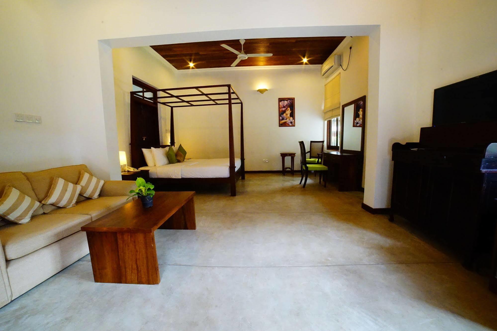 Lespri Grand Hotell Negombo Exteriör bild