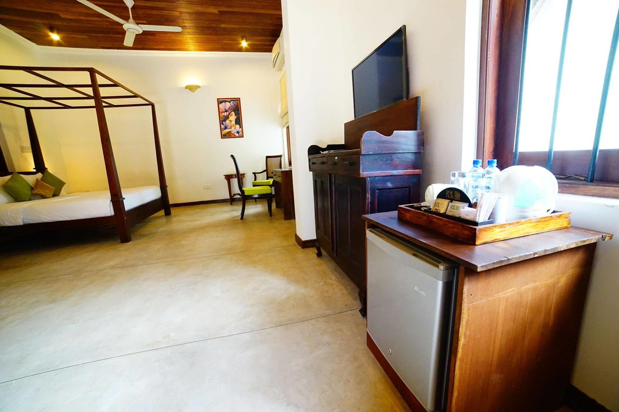 Lespri Grand Hotell Negombo Exteriör bild