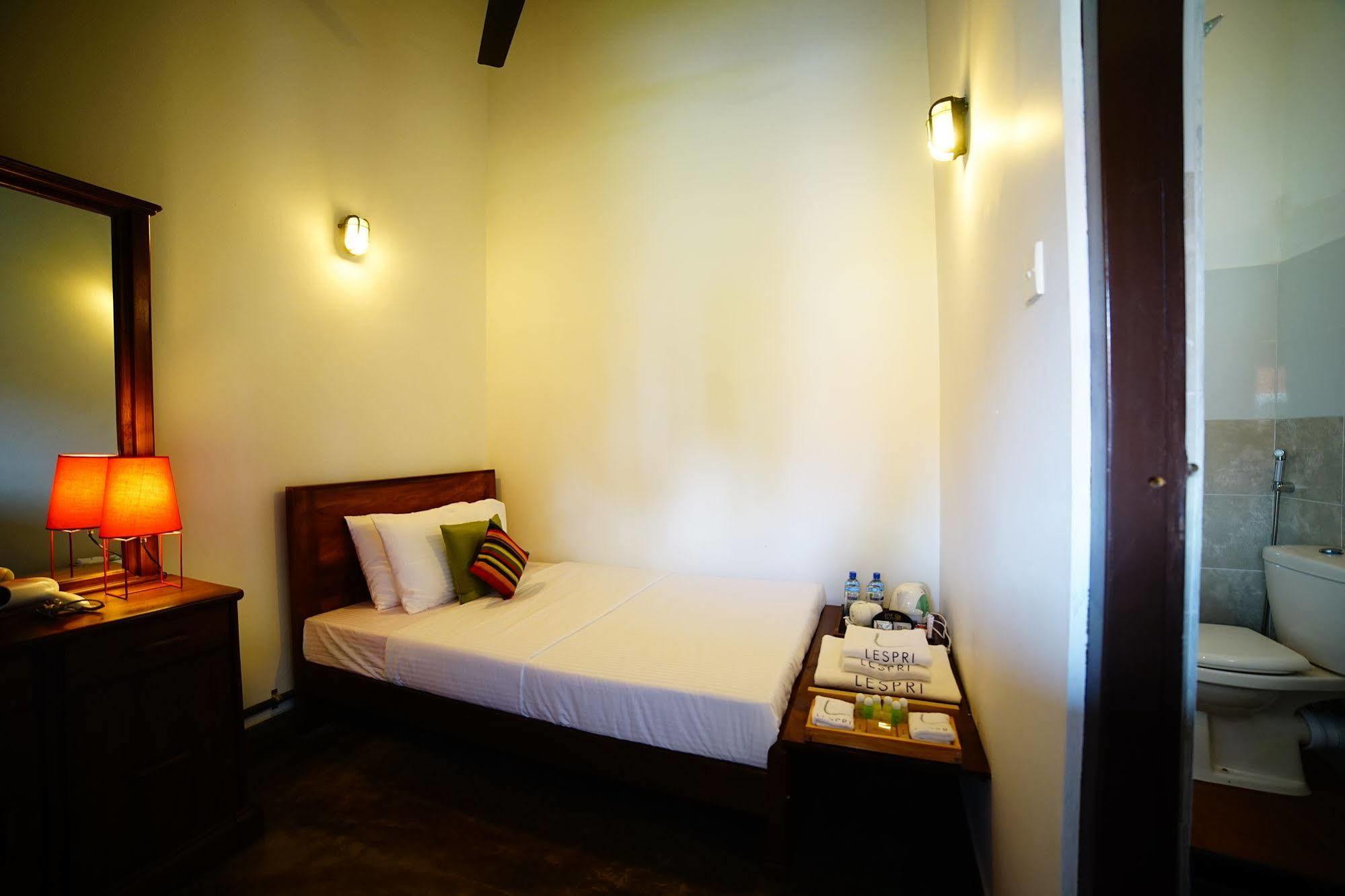 Lespri Grand Hotell Negombo Exteriör bild