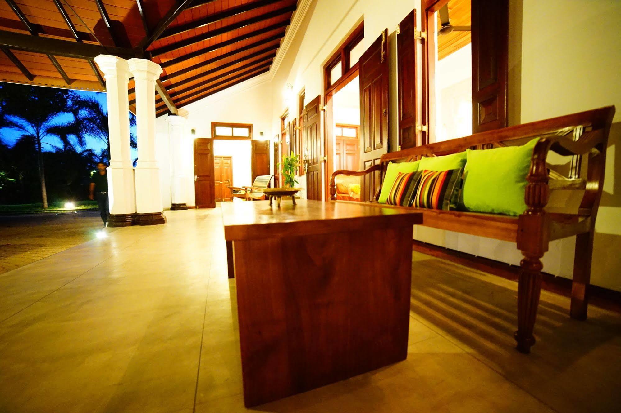 Lespri Grand Hotell Negombo Exteriör bild